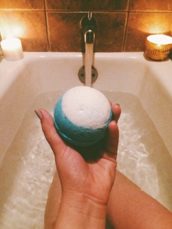 shewhoconsumescoffee:Night of Lush: Big BlueThere is seaweed all over my tub. I’m convinced I am a mermaid. Where’s my shell bra?