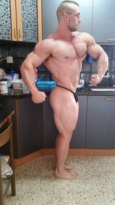 whitepapermuscle:  Dani Kaganovich 