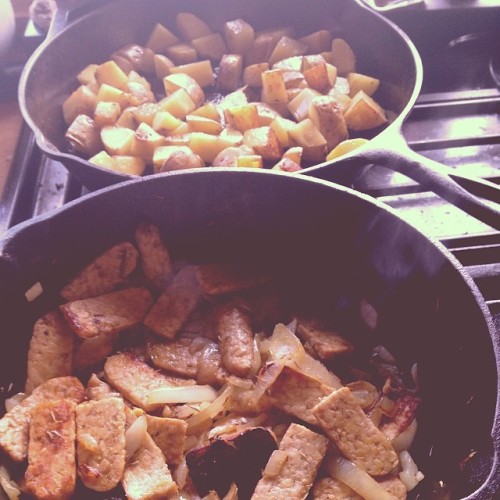 the-renegade-rose:  This ended up being one of the best dinners. Caramelized onions with garlic, thyme, & crispy tempeh, home fries, and steamed kale. #vegan