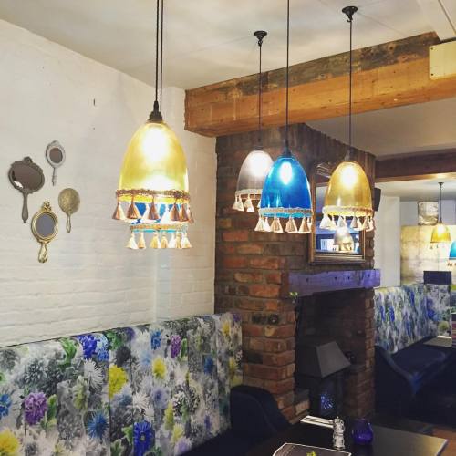 Loving the decor at the new @slug_and_lettuce_newbury  #mirrors #lightshades #floralpattern #florald