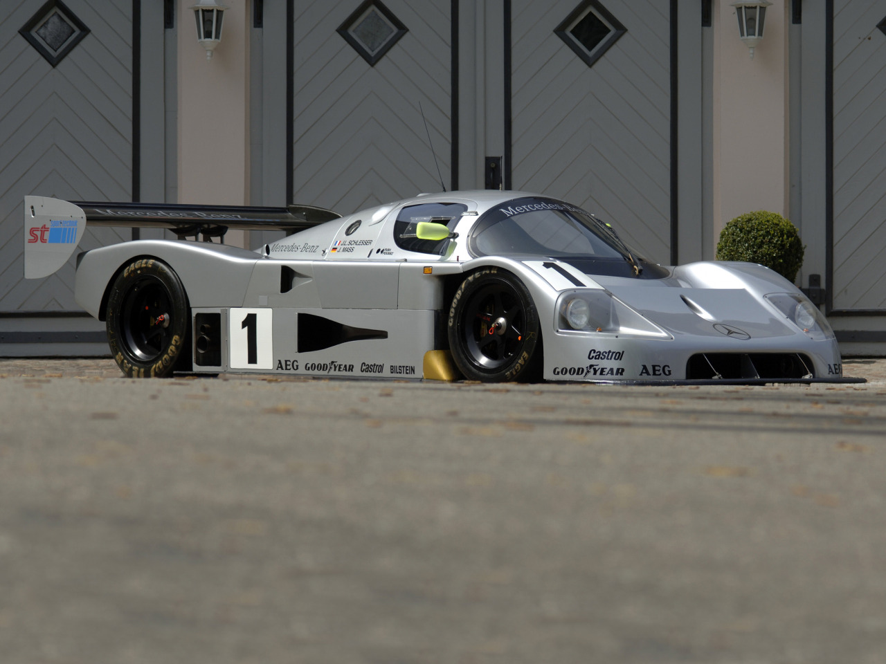 cars-supercars-hypercars:  Sauber Mercedes C9 http://cars-supercars-hypercars.tumblr.com/