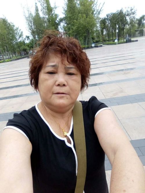 第一任老熟女生活照，就称她为一号老骚吧，66岁，奶子大，有弹性，极其的骚，会喷水，每次都能喷的到处都是。