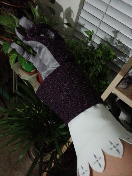 ceratopian: Nowi, Nowi, Nowi… Gloves are horrid, horrid things to make out of ravely knit fabric th