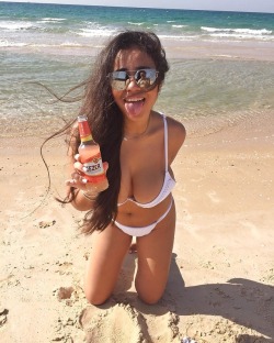 skinnybustygirls:Beach Drinks