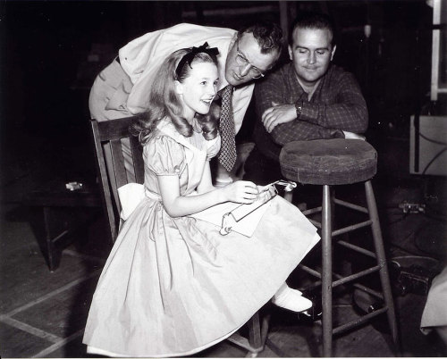yulinkuang:jedavu:Old Photos Reveal How Disney’s Animators Used A Real-Life Model To Draw Alice In W