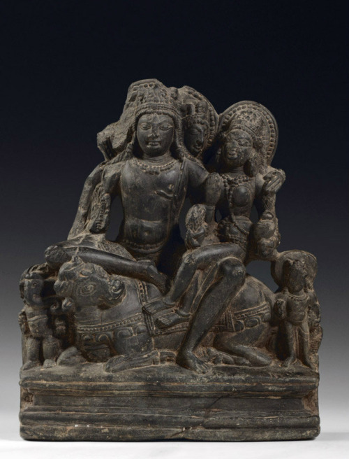 Shivá family, Shiva, Parvati, Ganesha and Skanda on Nandi, kashmiri sculpture