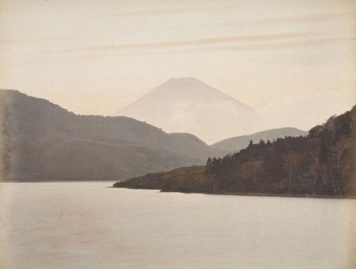 fragrantblossomstwo:Tamamura Kozaburo.  Fuji from Hakone Lake, number 861, 1880-1923.