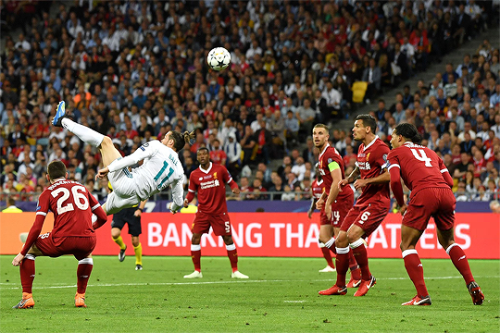 madridistaforever:Bale scores a bicycle kick goal vs Liverpool | May 26, 2018