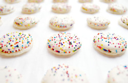 sweetoothgirl:  Funfetti Cake Batter Cake and Macarons 