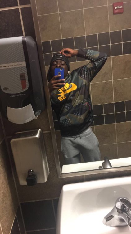 dexter-xxx:  Wonder if they’ll bring back the greysweatpantschallenge anytime soon 🤔😏