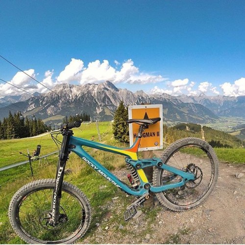 thebicycletree: Here she is! The fist good look at a custom #RockyMountainBikes Maiden for @geoffgu