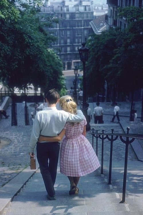 glamourofyesteryear:  A couple walking in