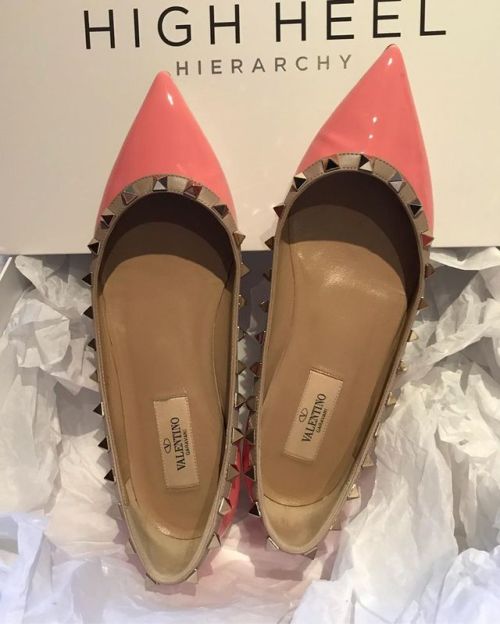 Valentino Rockstud Peach Pink patent flats 37 Tiny unnoticeable scratch on point of right shoe and f