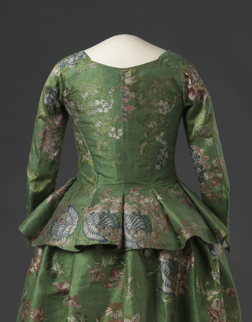 Silk brocade caraco (trøye) from mid 18th century NorwayRow 1: Between 1740-1780 (OK-05723)Row 2: Be