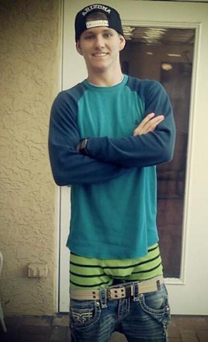 sexysagger1:  Love Below Dick Sagging. Wanna have a nice feel of the dick. Maybe