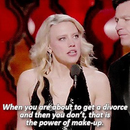 regiinamilfs: Kate McKinnon attempts to present the Oscar for Best Makeup and Hairstyling and Best C