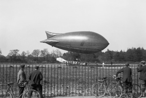 decimonono:1909. British Army airship Baby. Car-girder type; inflated fins. Two Buchet engines; on