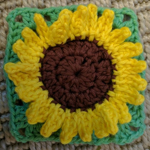 [Day 325] 6th July 2016  I have wanted to make this sunflower granny square for a while, so I decide