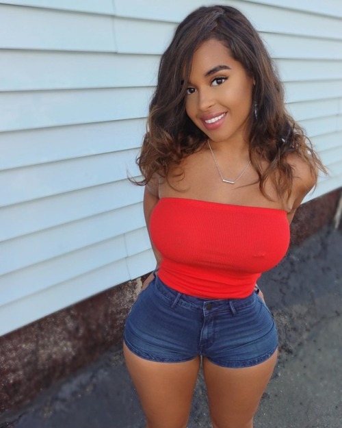 dream-girls-only:  Giselle Lynette  KA POW!