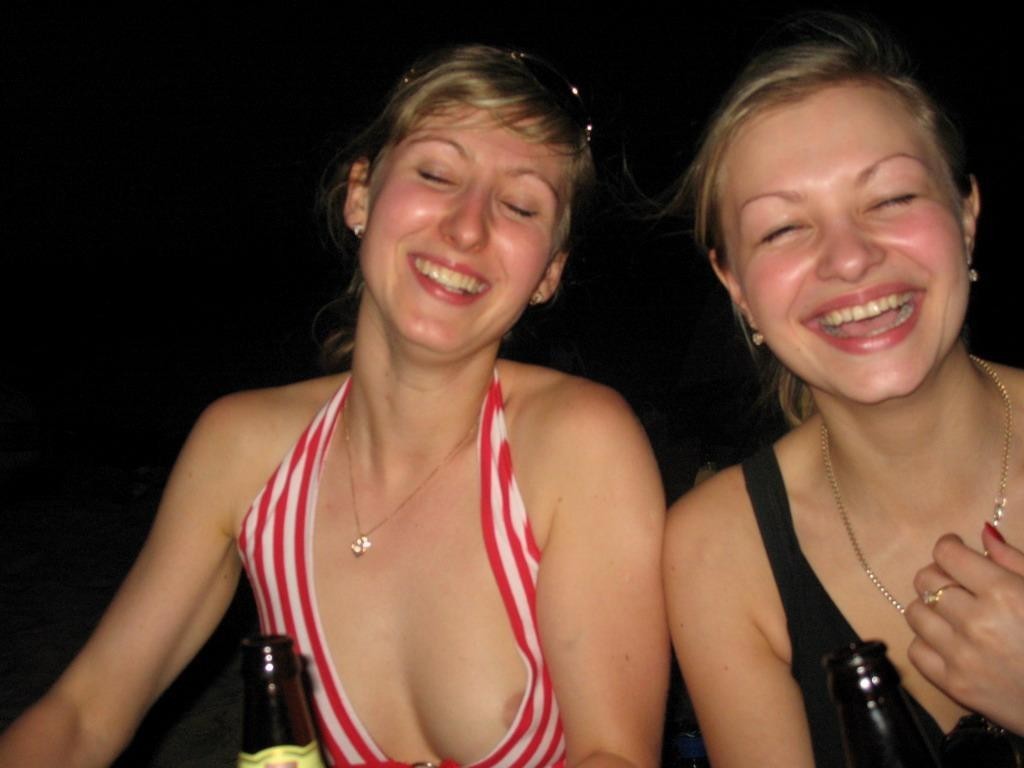 More nip slips and pussy slips pics at http://pussyslip.tumblr.com/