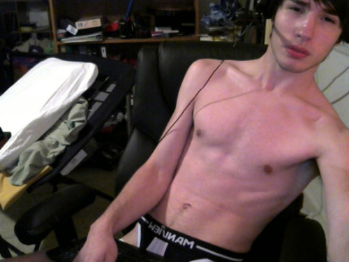 harpiesbrother: Come watch my gay ass be bad at league  www.twitch.tv/daddykink/