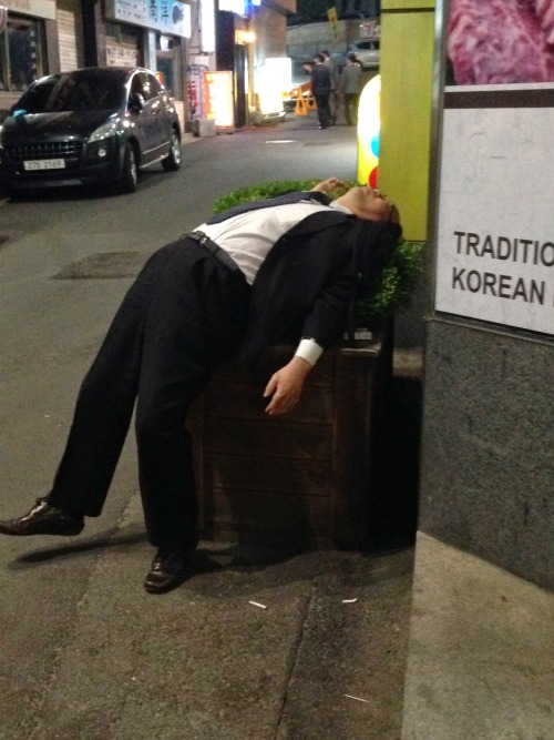 mf-doom:http://www.blackoutkorea.com/cause in south korea its common to see black out drunk people