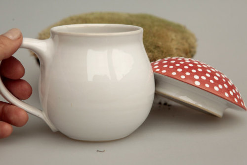 lavenderwaterwitch:sosuperawesome:Mushroom Mugs by Vanda Valerie on Etsy