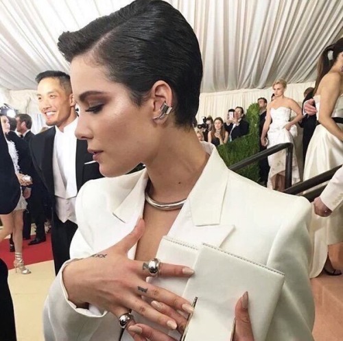 lookingforhalsey:Halsey at the Met Gala red carpet. 05.02.2016