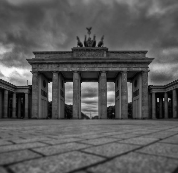 Berlin without people. #berlin #brandenburgertor #germany (at Brandenburger Tor)