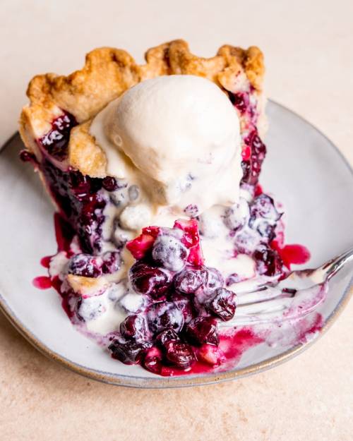sweetoothgirl: Spiced Blueberry Pie 