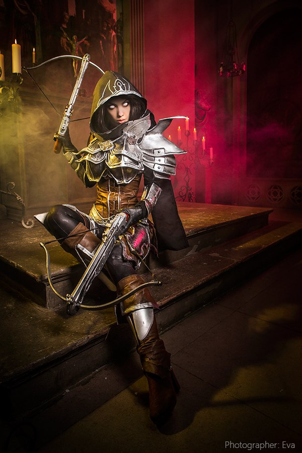 cosplayblog:   Demon Hunter from Diablo 3   Cosplayer: Freia Raven  Photographer: