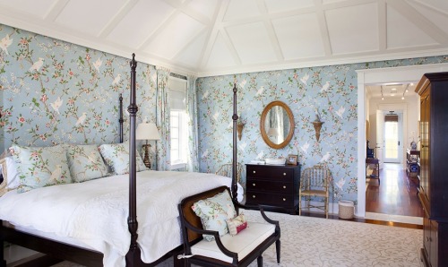 thefoodogatemyhomework: Blue and Cockatoos by Brunschwig & Fils cover the walls and pillows in 