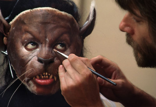 #MonsterSuitMonday Rick Baker applying Michael Jackson’s werewolf make up for “Thriller”.