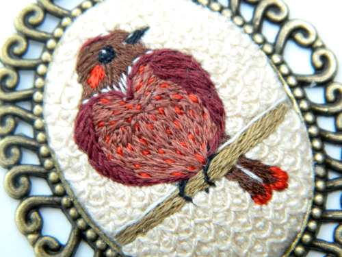 Embroidered pendant &ldquo;The brown bird&rdquo; made with painting embroidery on cotton. Pe
