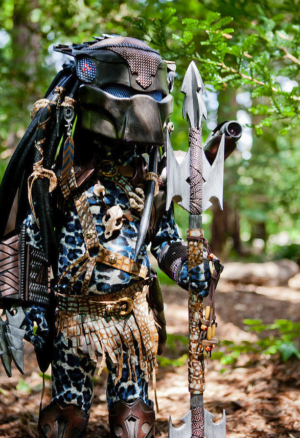 marlene:  nerdsandgamersftw:  Baby Predator Cosplay By Albert Lien | Full Gallery