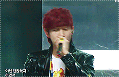 jajauma:  8/∞ All about Jung Jinyoung: The way he holds the mic   