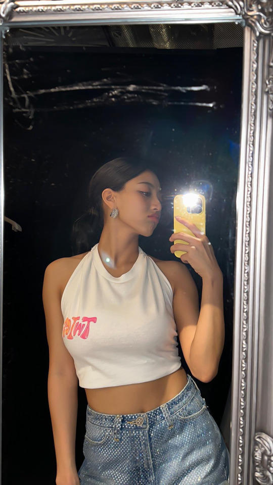 Jihyo Lockscreens.