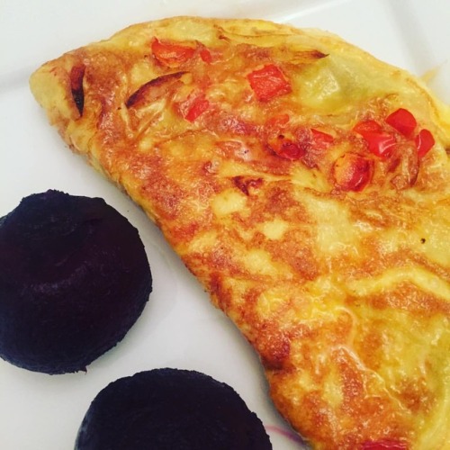 Pepper and onion omelet with beetroot KD #foodporn #vegetarianrecipes #loveit #potdhttps://www.ins