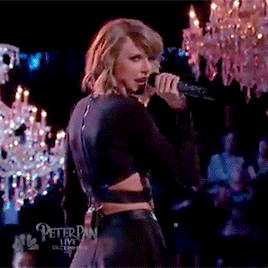 Awkward Taylor Swift Dancing Roundeachtime Taylor S Performance Of Blank