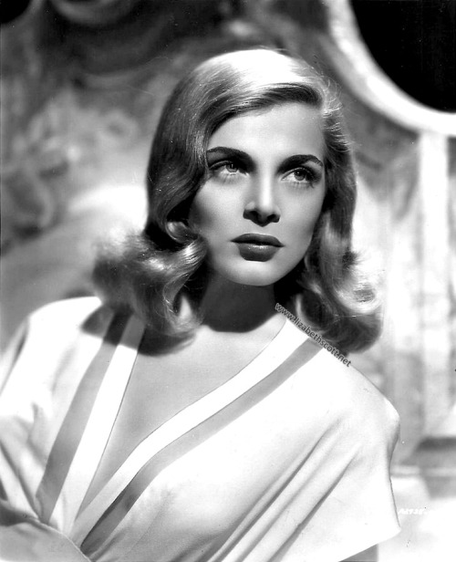 Young Lizabeth Scott in a publicity still for her first movie You Came Along