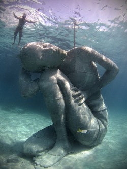 pinskal:    Jason deCaires Taylor (English-Guyanese, b. 1974, Great Britain) - More than 4.8 meters high and weighing over 60 tons, Ocean Atlas, acts as a roof and shelter for marine animals. Located near Nassau, Bahamas.  