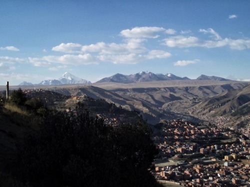 Vista del altiplano y los picos distantes de los Andes, El Alto, Bolivia, 2006.