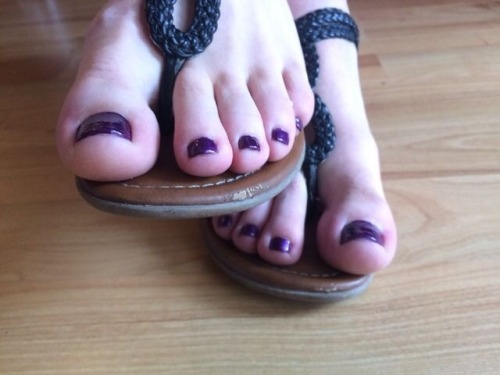 its-all-about-the-toes: feetgirly94: Füßchen Who wanna Kiss them or feel my soft soles on his Body  