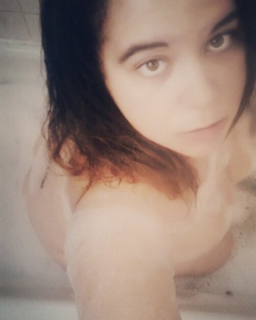 xqu33nkushx:  Bathtub fun loves!!!