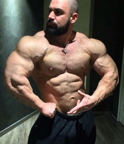 musclegodselfies:Chris Pistolas