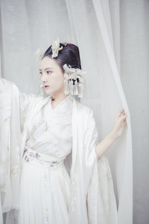 ziseviolet:Traditional Chinese Hanfu photography by 当小时.Hanfu from 游园惊梦汉服; type: ruqun/襦裙 & daxi