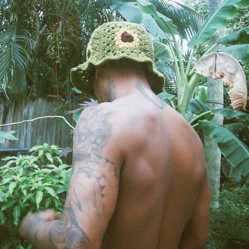 veryfilthyshit:get u a crochet, we aint sportin buckets no mo #damnhefine |