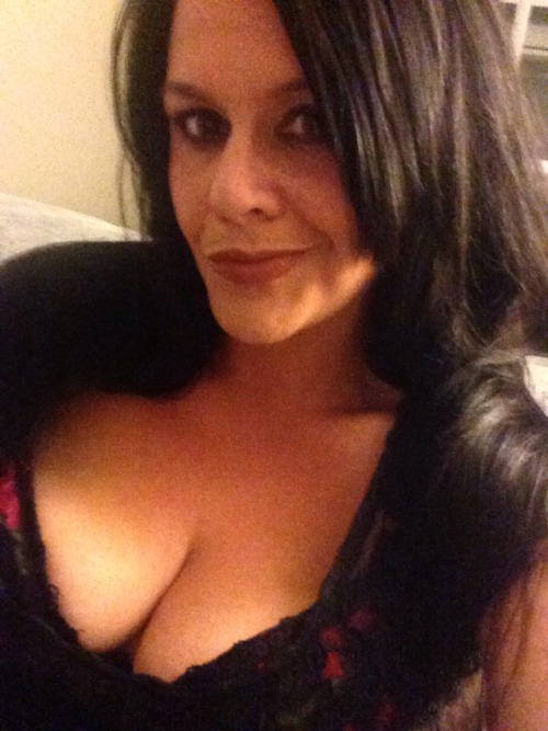 wow… I love her look very big beautiful smoking hot sexy witch boobs gorgeous ..very hot sexy outfit..!