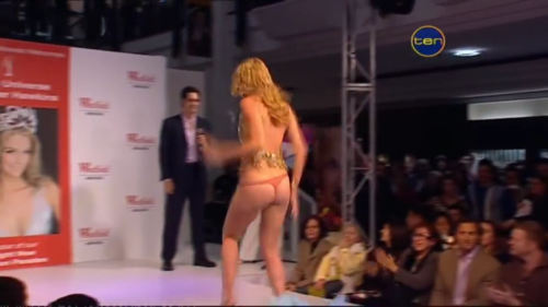 celebritycaps:  Miss Universe 2004 Jennifer Hawkins stripped to her thong on stage when she accidentally steps on her own dress  