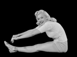 missmonroes:  Marilyn Monroe photographed by Ed Cronenweth, 1948 